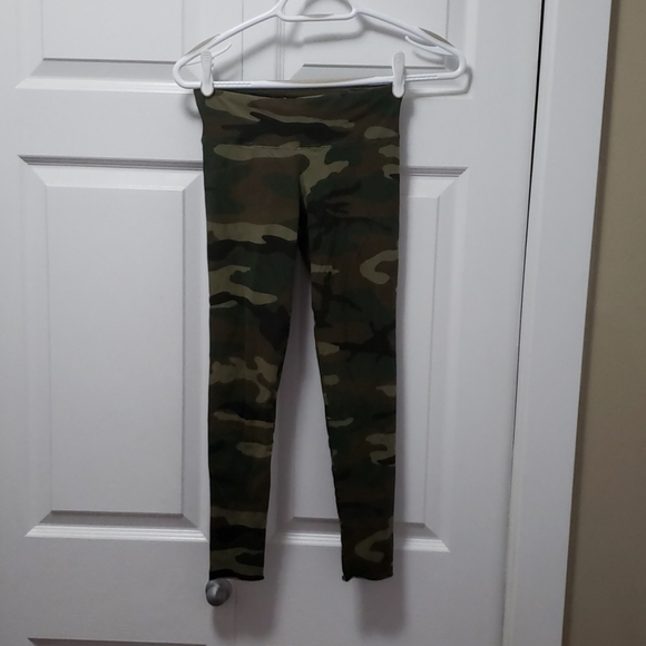 TNA Aritzia Camo Leggings - Picture 1 of 5